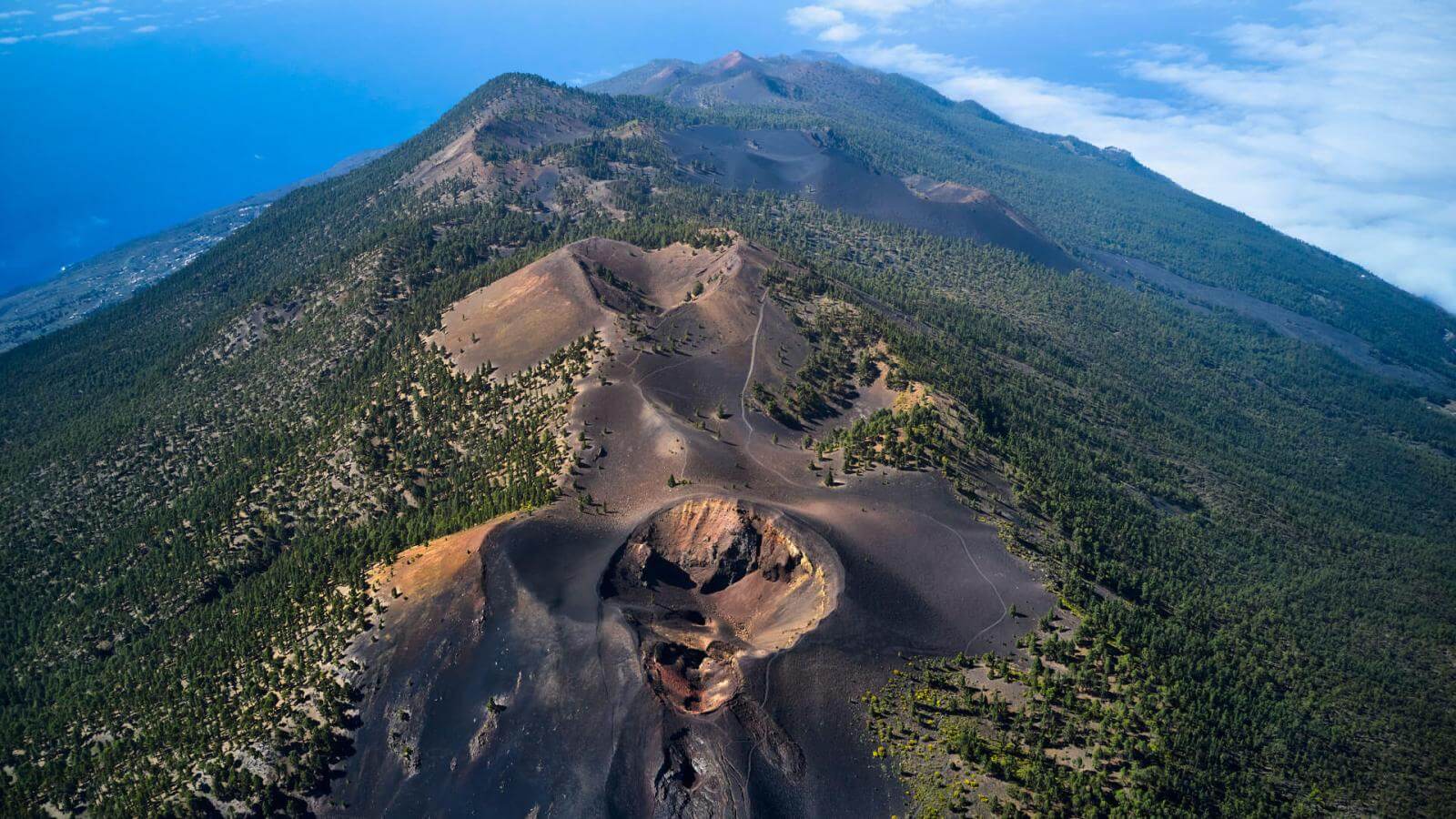 Históricas imágenes de la lava del volcán de La Palma llegando al mar